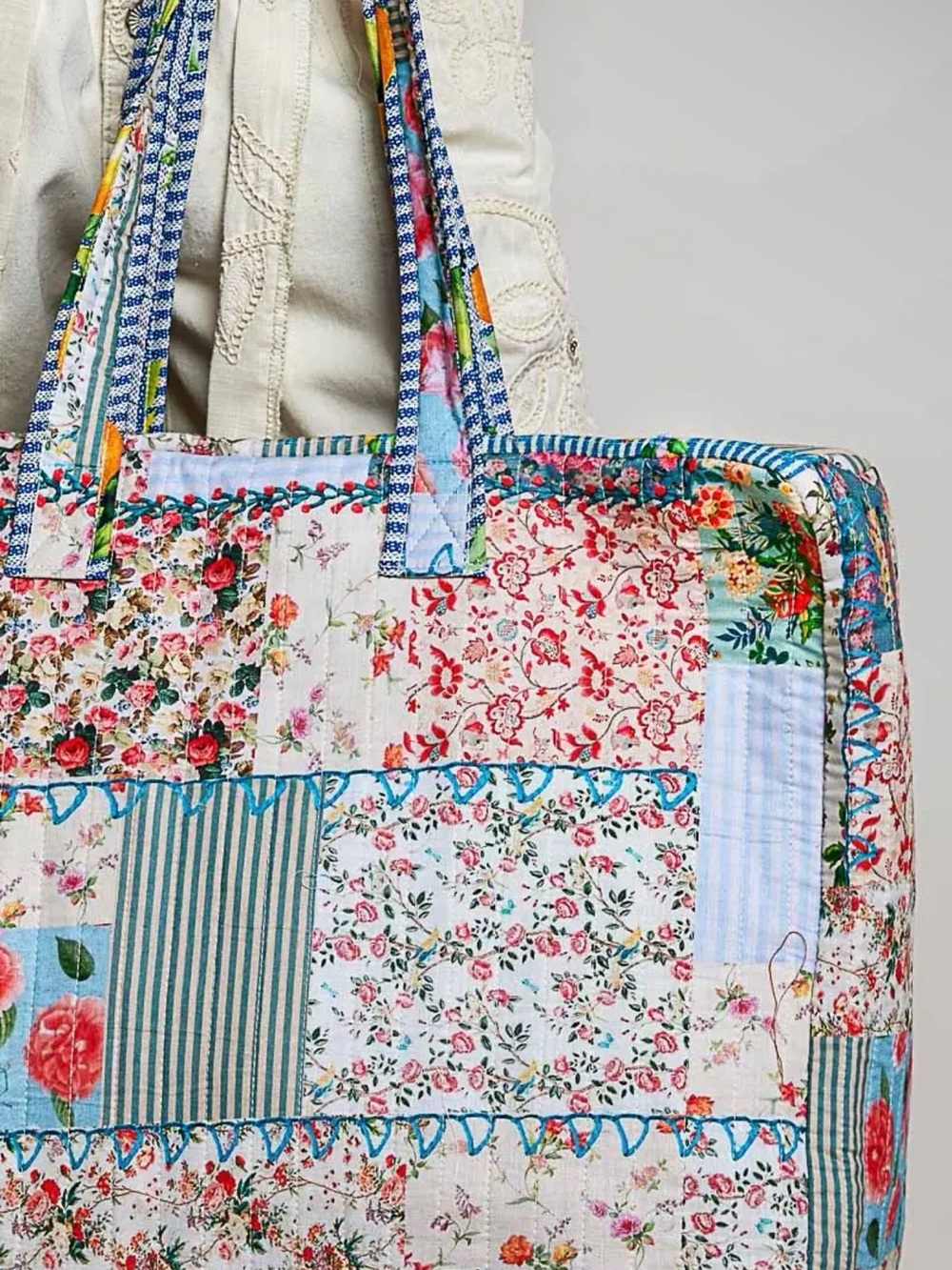 POL NEW NWT Quilted Patchwork Travel Tote Bag - Blue Floral LARGE - Picture 3 of 6
